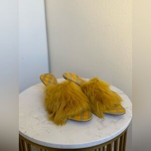 Burberry Prorsum
Fur Slides w/ Tags
Women's Size: 38.5